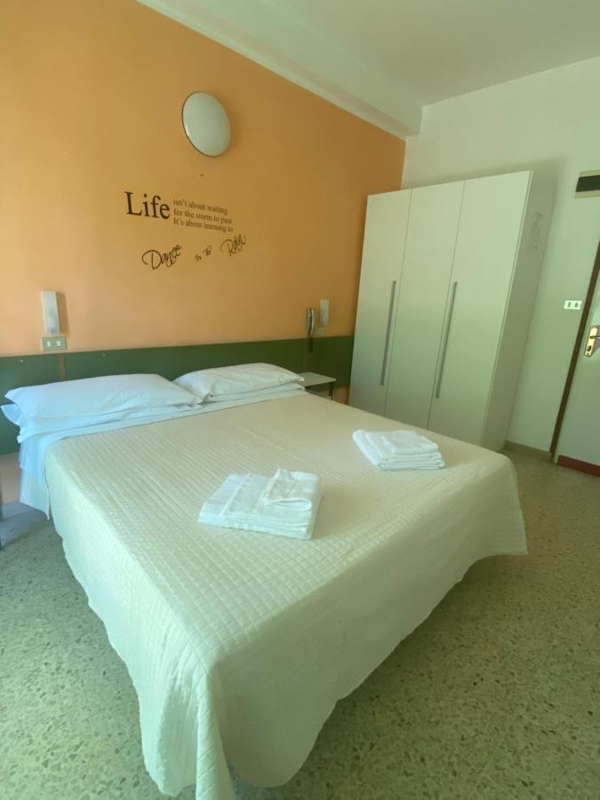 Hotel Nova Dhely Rimini Extérieur photo
