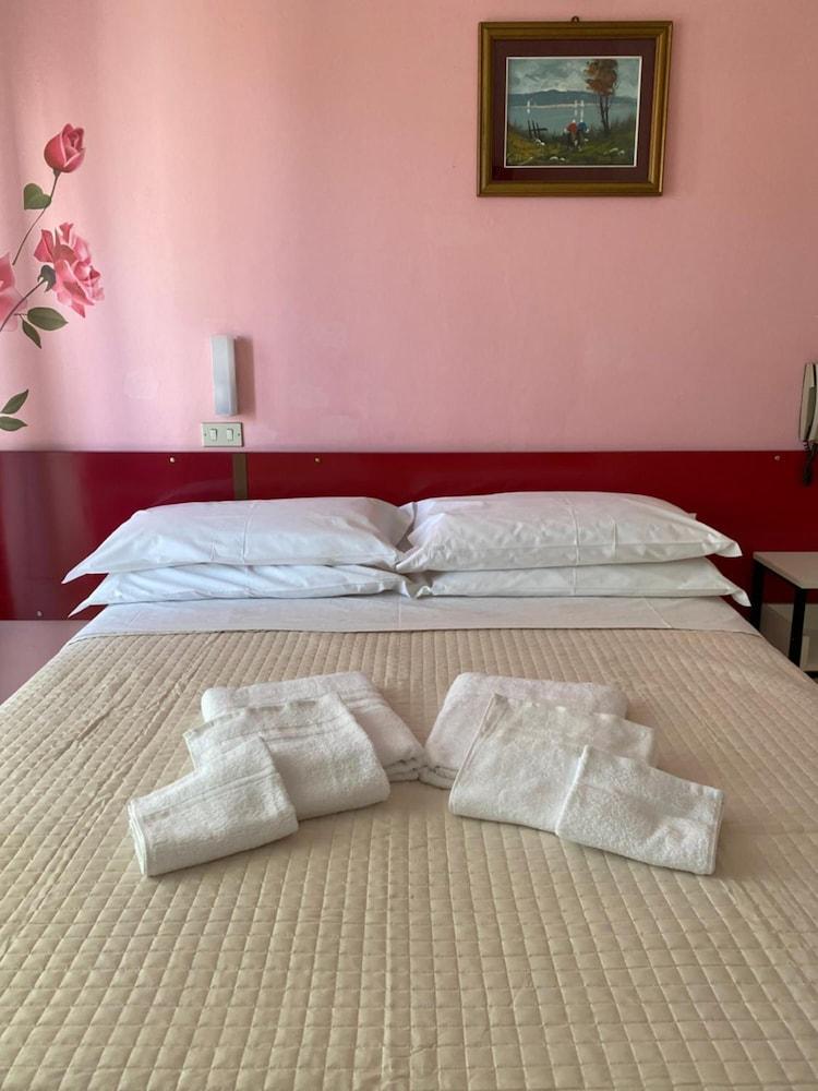 Hotel Nova Dhely Rimini Extérieur photo