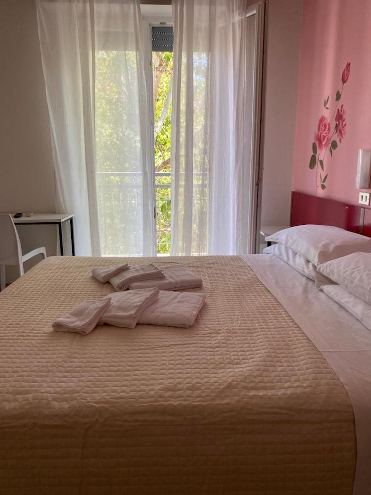 Hotel Nova Dhely Rimini Extérieur photo
