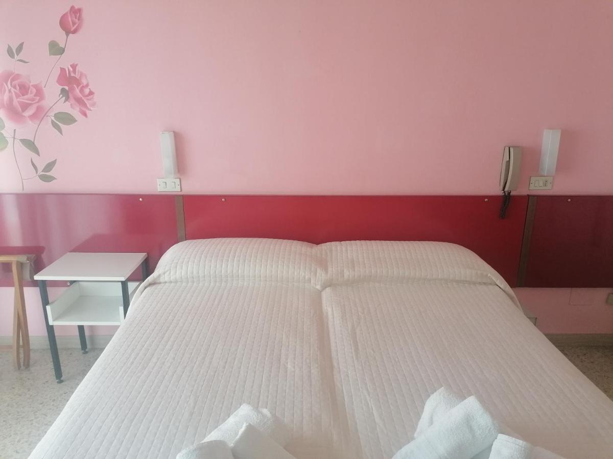 Hotel Nova Dhely Rimini Extérieur photo