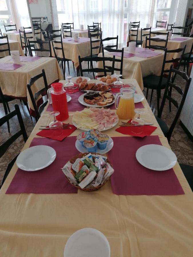 Hotel Nova Dhely Rimini Extérieur photo