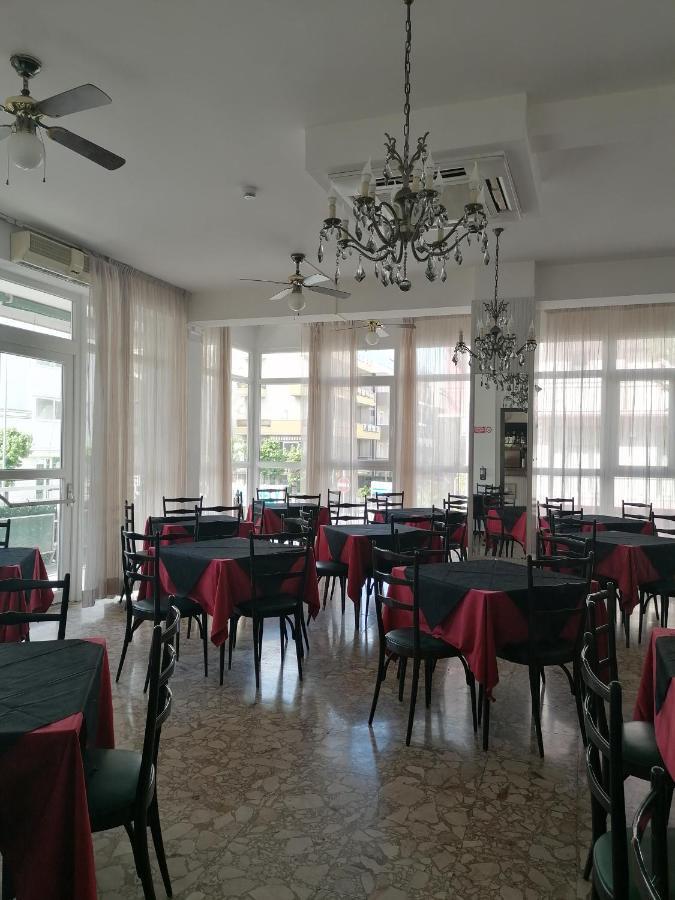 Hotel Nova Dhely Rimini Extérieur photo