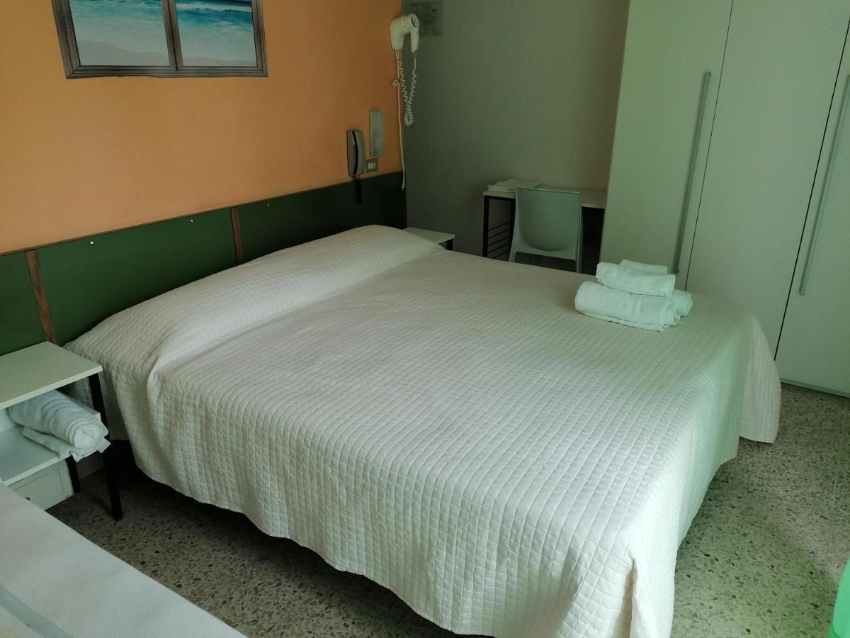 Hotel Nova Dhely Rimini Extérieur photo