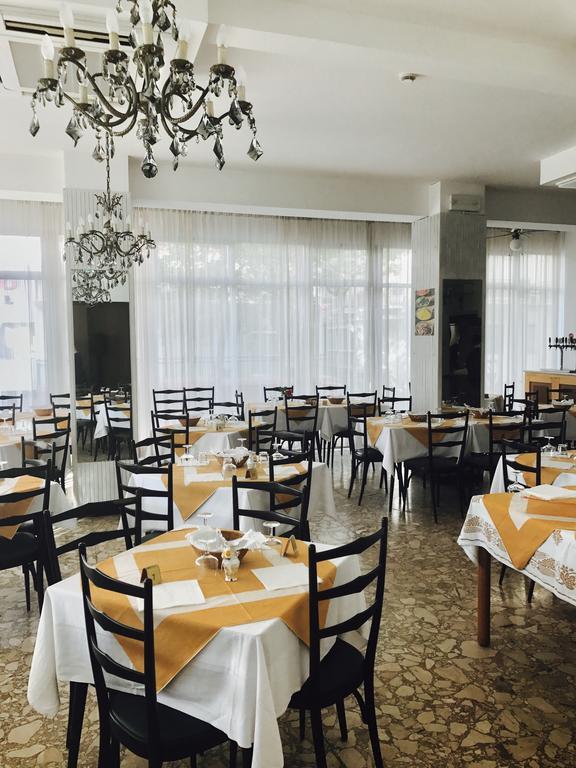 Hotel Nova Dhely Rimini Extérieur photo
