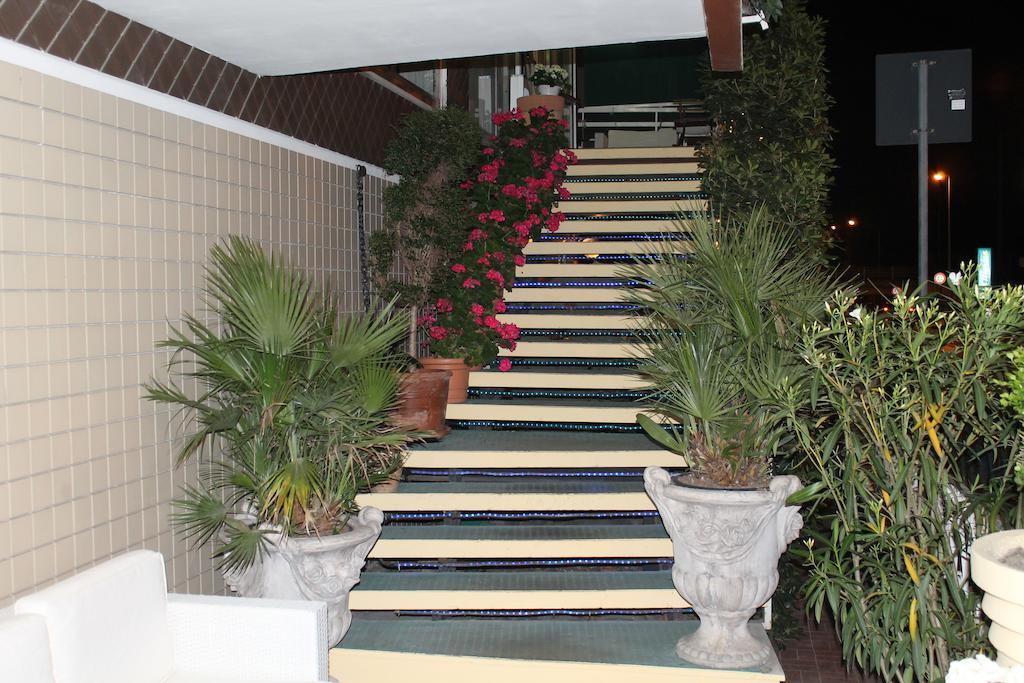 Hotel Nova Dhely Rimini Extérieur photo